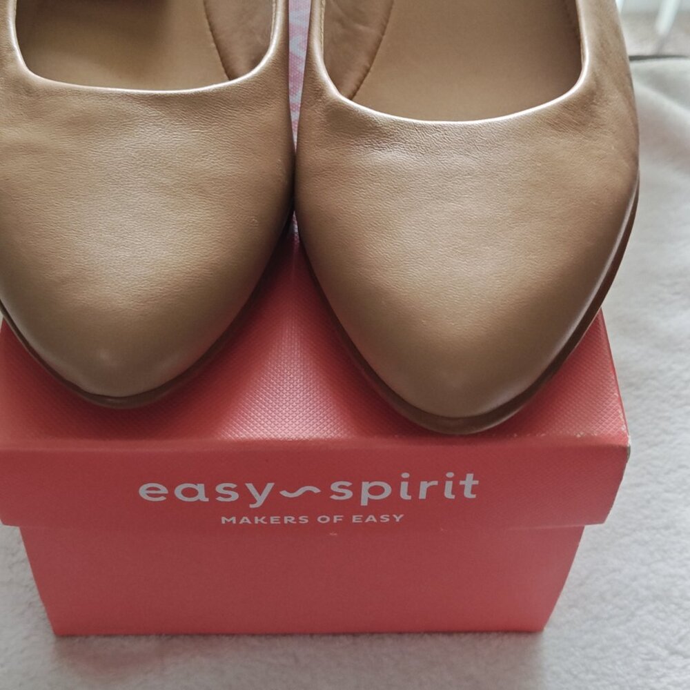 NEW EASY SPIRIT BEIGE SMALL HEEL SIZE 10 WW